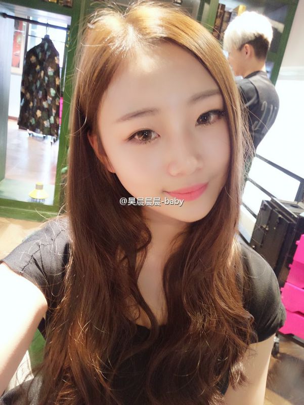 学生妹模特吴晨展览会私拍图片