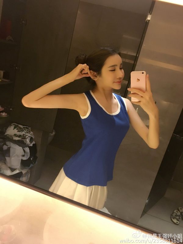 90后美女模特G干干娇嫩红唇让人垂涎不止