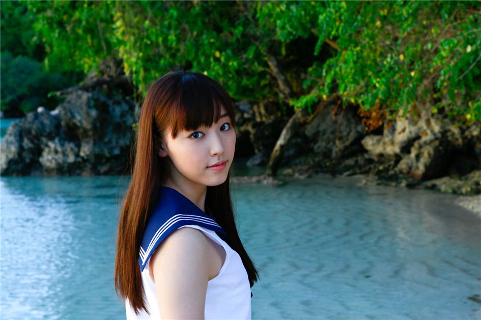 日本学生妹谱久村圣户外清纯写真