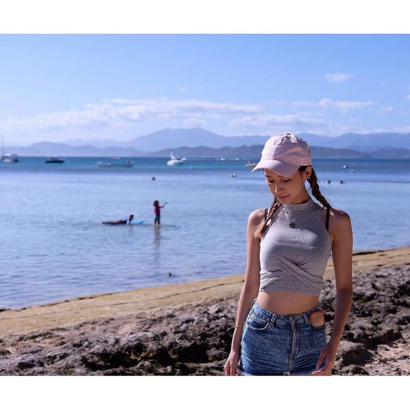 90后美女模特乐宜LokYii私拍美图合集