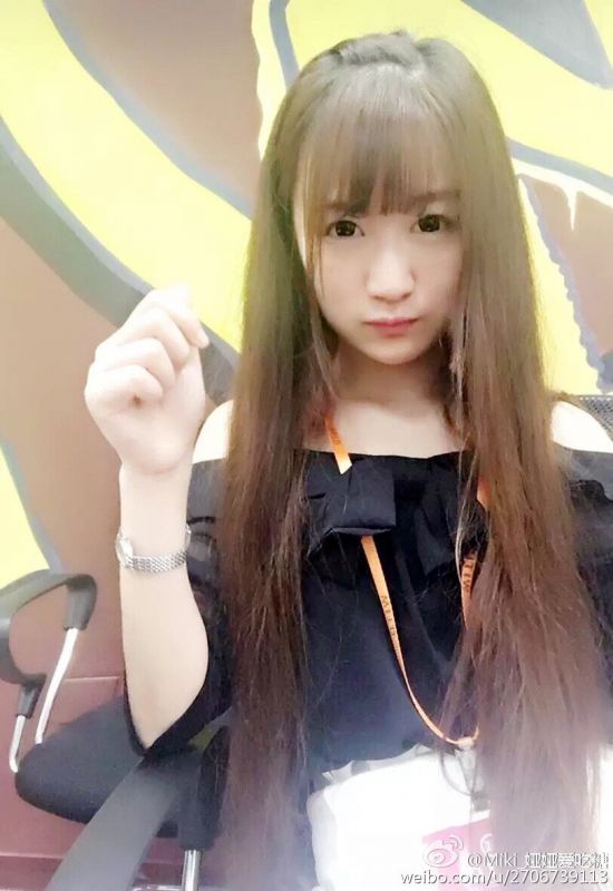 游戏展台美女叶欣娅甜美自拍图片