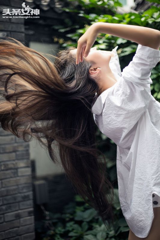 90后小美女小雅居家服性感外拍写真