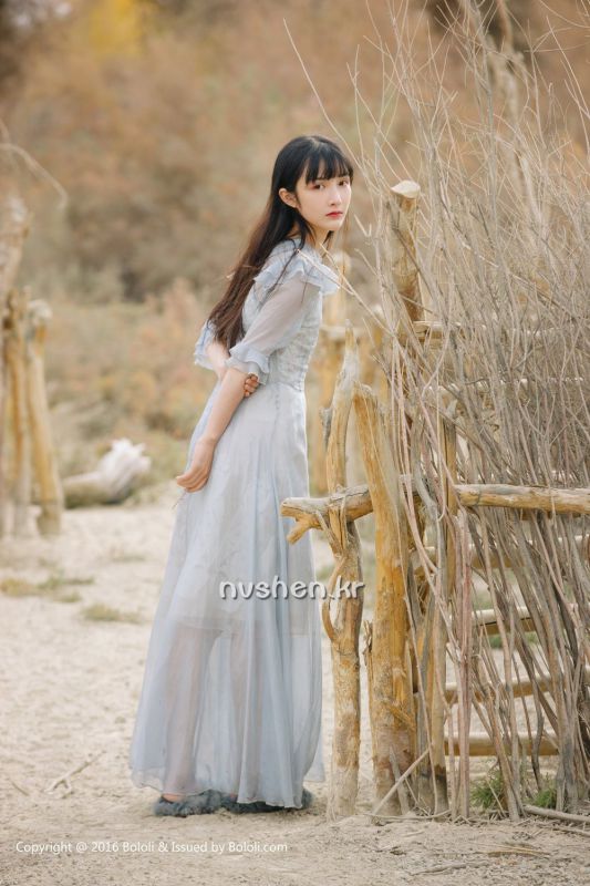 90后清纯美女之应沙漠唯美摄影图片
