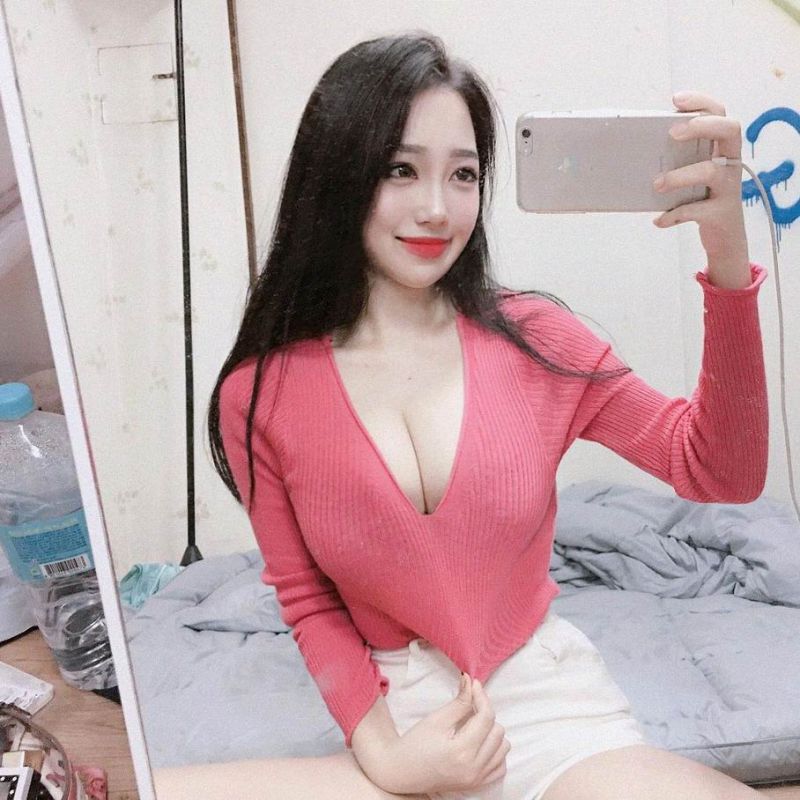 韩国高人气女神郑史和大胆自拍白皙私房照