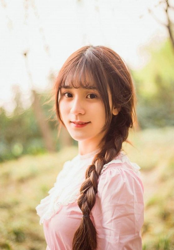 樱花树林下娇羞清纯白嫩少女可爱辫唯美户外写真
