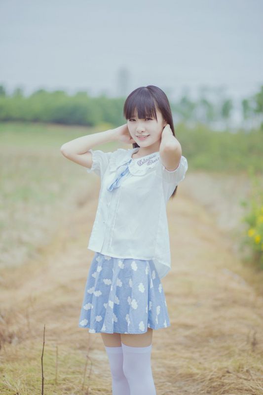 日系美女户外短裙写真笑容甜美迷人