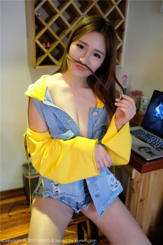 扎着苹果头的可爱美女羊羊Suger私房无内衣性感写真图片