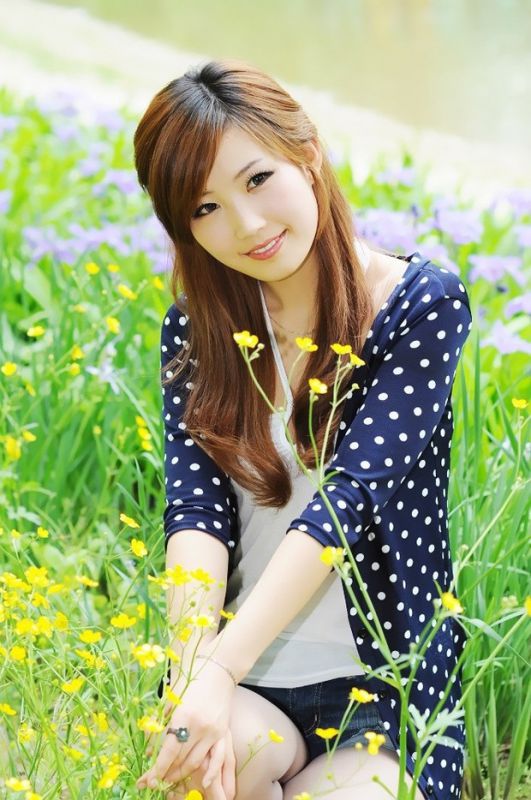 人比黄花儿美清纯美女户外阳光写真