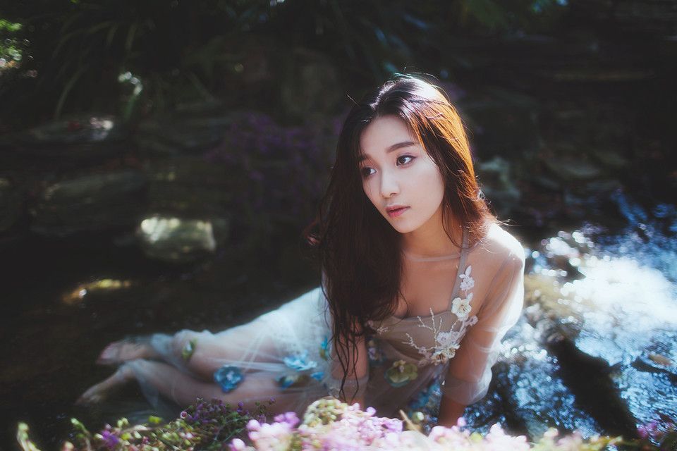 巧遇森林中的精灵少女小溪边仙女裙气质纯美