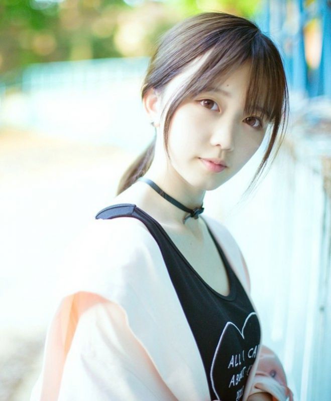 校园天真浪漫学生妹户外阳光俏皮性感街拍唯美写真