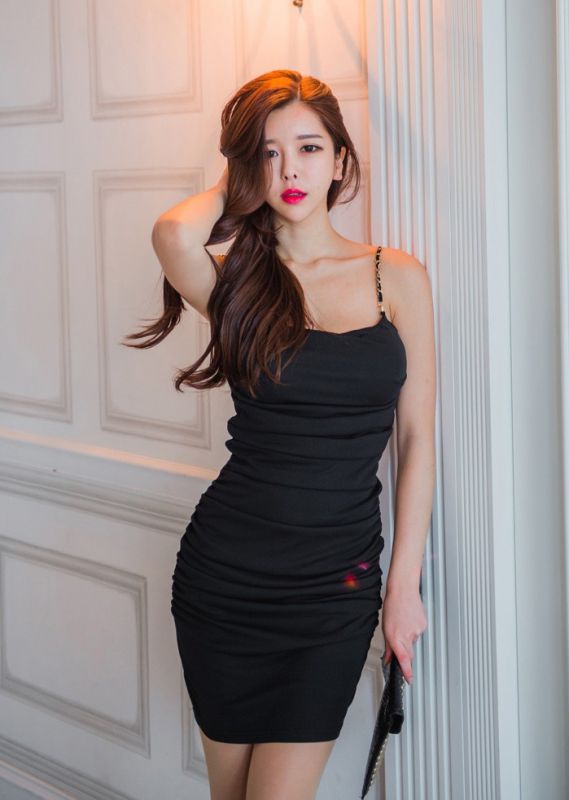 红唇烈焰长腿模特美女黑色吊带裙勾勒火辣曲线身材摄影图片