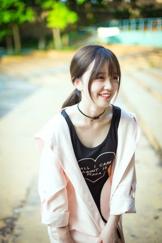 校园天真浪漫学生妹户外阳光俏皮性感街拍唯美写真