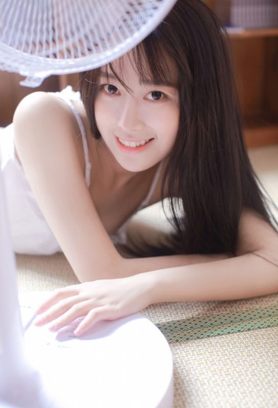 00后标致少女白色吊吊带居家小性感清新纯真唯美写真