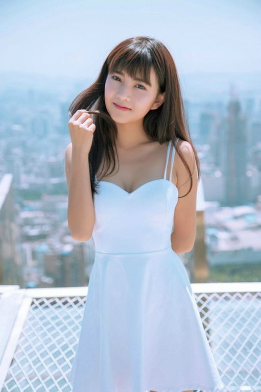 甜美女孩穿无袖白裙可爱清纯天台唯美高清气质写真