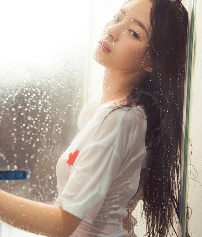 娇媚羞涩小美人尤Una娜红艳内衣小蛮腰美乳美腿性感图片