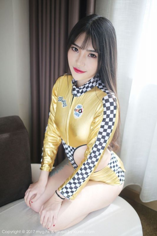 长发美女金色赛车服床上大尺度翘臀诱惑写真