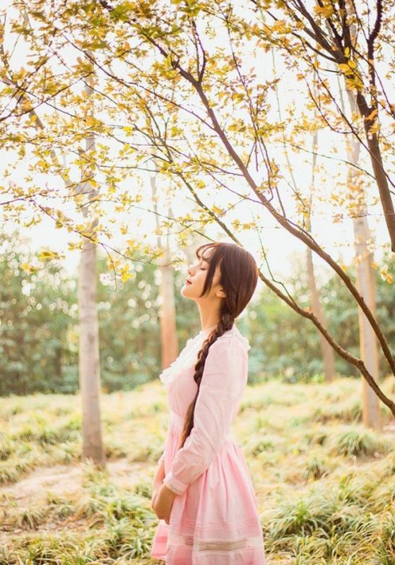 樱花树林下娇羞清纯白嫩少女可爱辫唯美户外写真