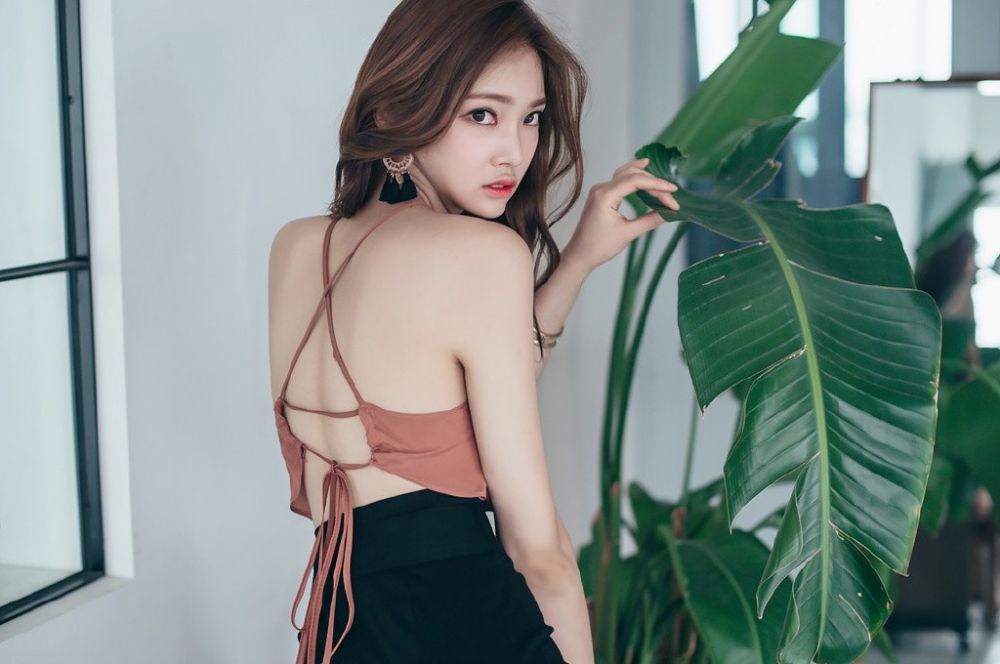 绝色红唇冷艳美女朴正允裸背小蜂腰玉腿撩人大胆写真