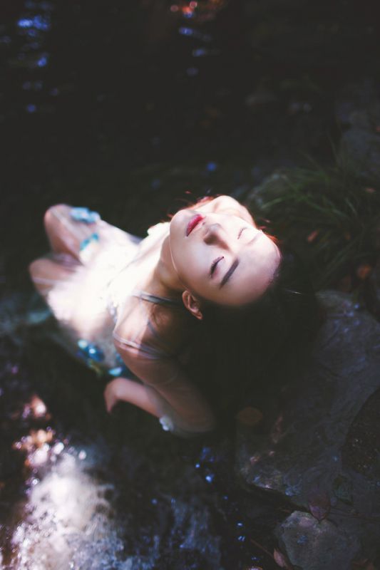 巧遇森林中的精灵少女小溪边仙女裙气质纯美