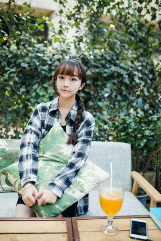 穿格子衬衫的清纯女孩儿长发飘逸写真图片