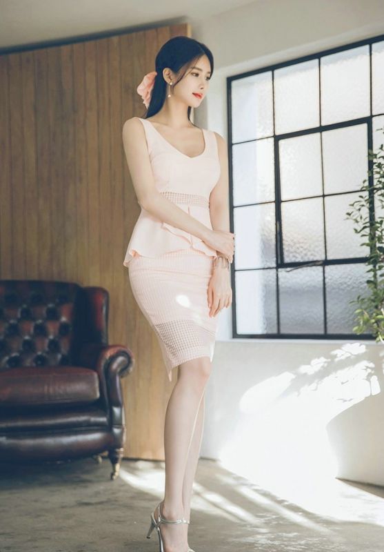 骨感长腿美女丰韵养眼火辣身材暴露事业线美女写真