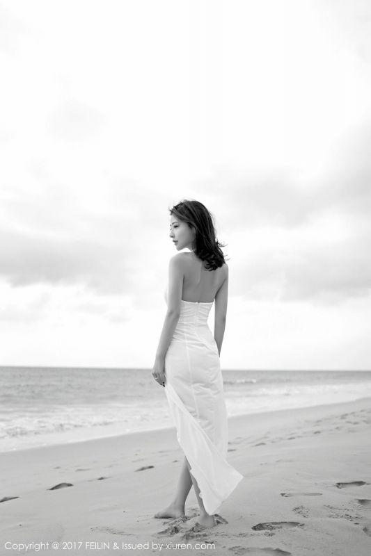 宅男女神施忆佳泳装湿身写真