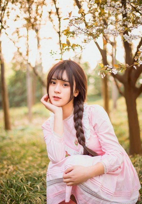 樱花树林下娇羞清纯白嫩少女可爱辫唯美户外写真