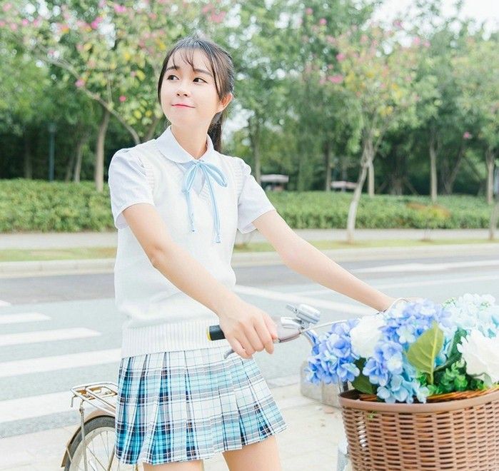 马尾青春校花蓝色百褶裙制服美女清纯唯美写真