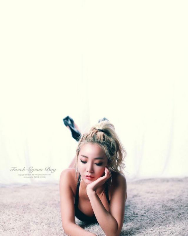 韩国举牌女郎Lee Bom Yi浓妆艳抹非主流自拍照