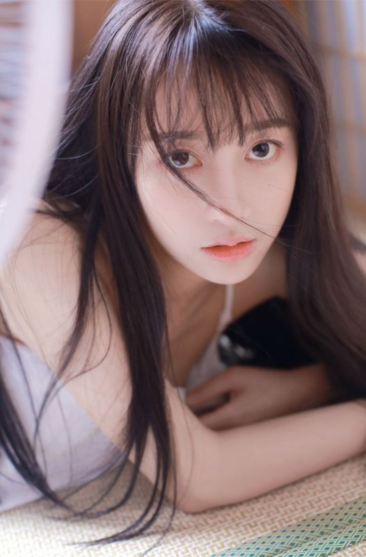 00后标致少女白色吊吊带居家小性感清新纯真唯美写真