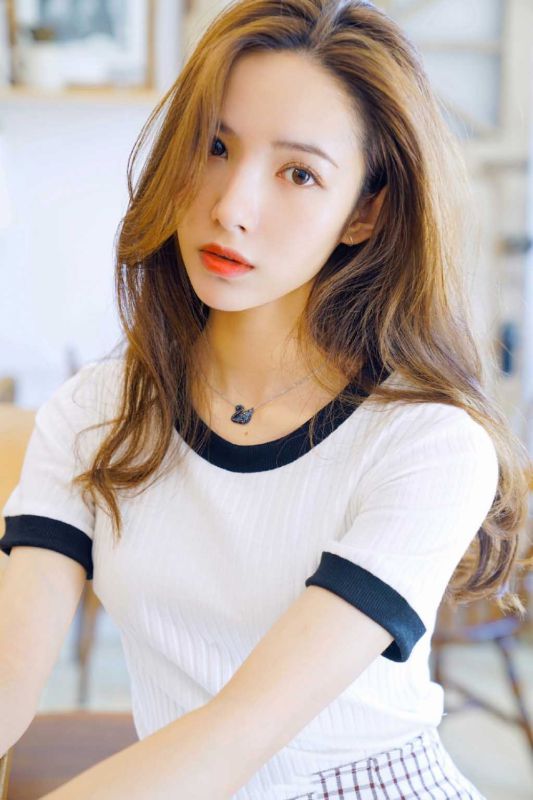 性感卷发女神运动服爆乳大奶勾魂魅惑情趣大胆人体艺术摄影