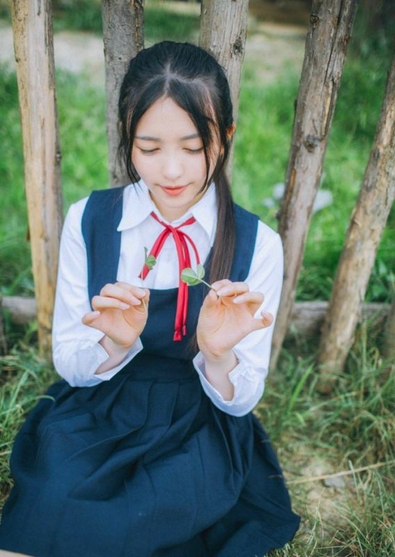 校园天真浪漫学生妹户外阳光俏皮性感街拍唯美写真