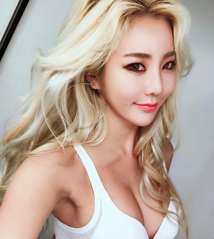 韩国举牌女郎Lee Bom Yi浓妆艳抹非主流自拍照