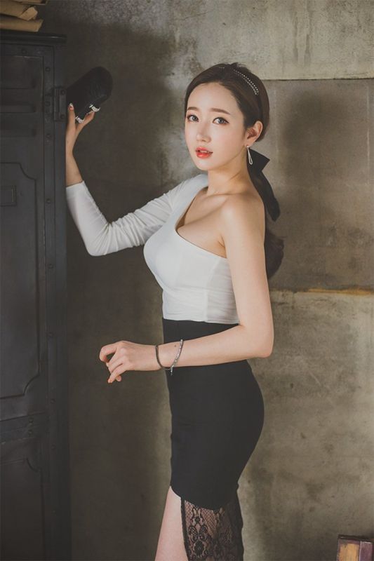 韩国秀气美女李妍静端庄得体礼服露香肩性感美腿摄影写真