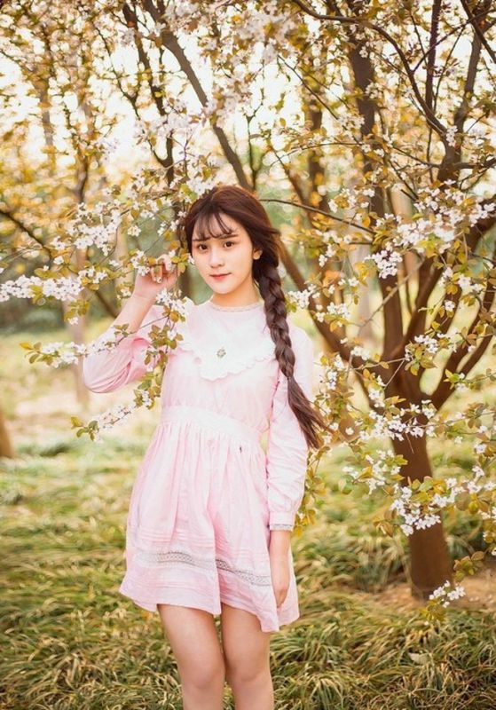 樱花树林下娇羞清纯白嫩少女可爱辫唯美户外写真