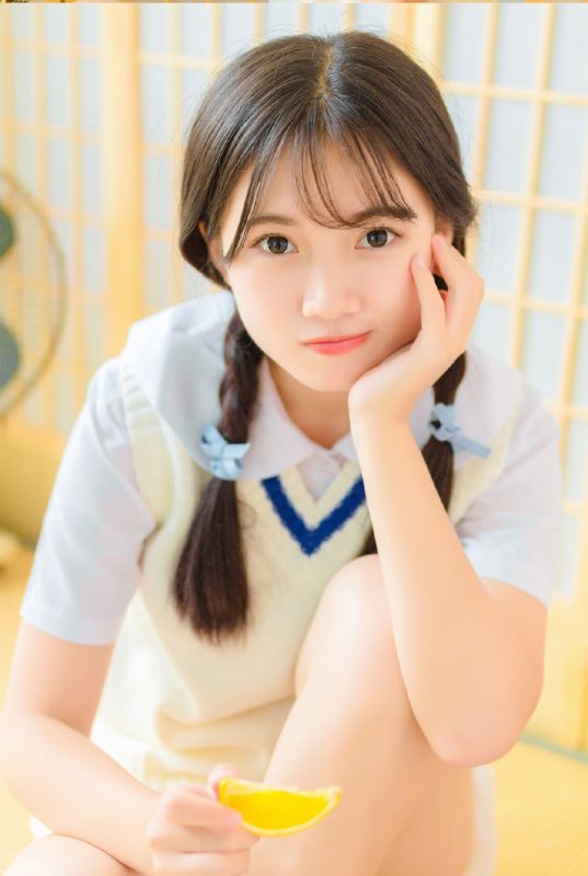 台湾国中妹子小辫子俏皮可爱居家制服短裙迷人性感照