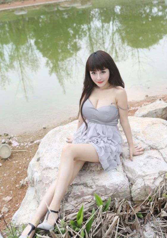 豪乳翘臀美女公园长椅卧姿迷人诱惑写真