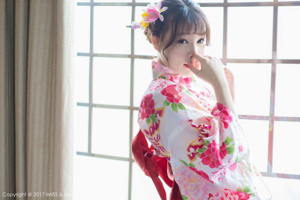 青涩美女芝芝Booty日系和服迷你比基尼