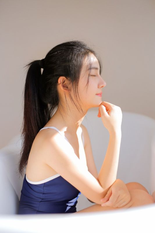 蓝色死库水水灵少女浴缸吃草莓可爱性感诱惑摄影
