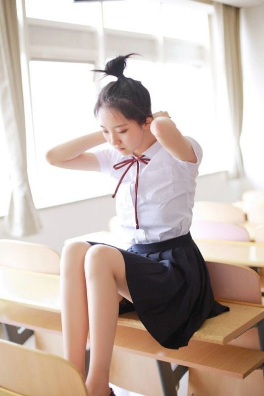 梨涡甜美女学生妹教室学生制服清纯靓丽高清写真