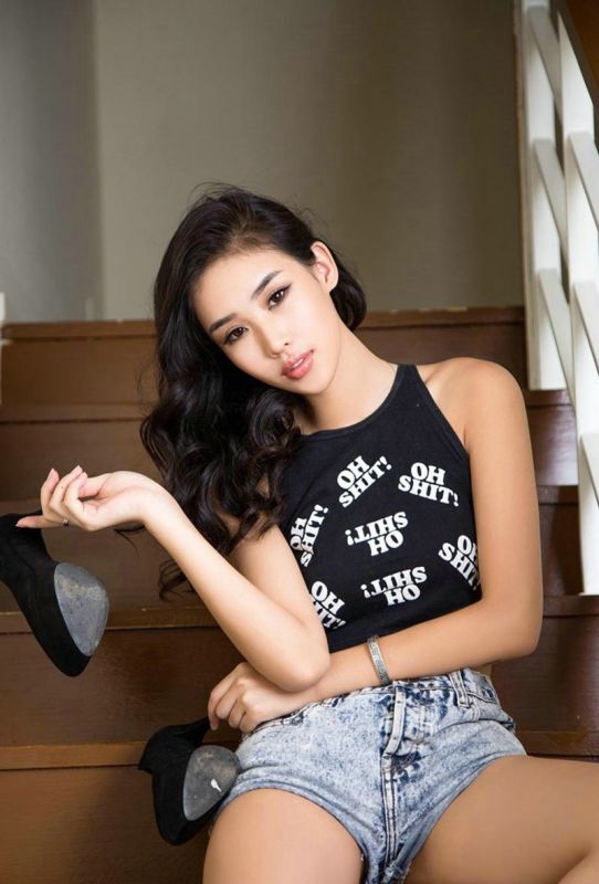 长腿美女vivian卷发妩媚牛仔热裤秀美腿性感写真图片