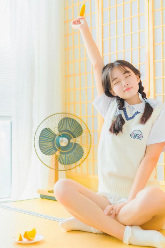 台湾国中妹子小辫子俏皮可爱居家制服短裙迷人性感照