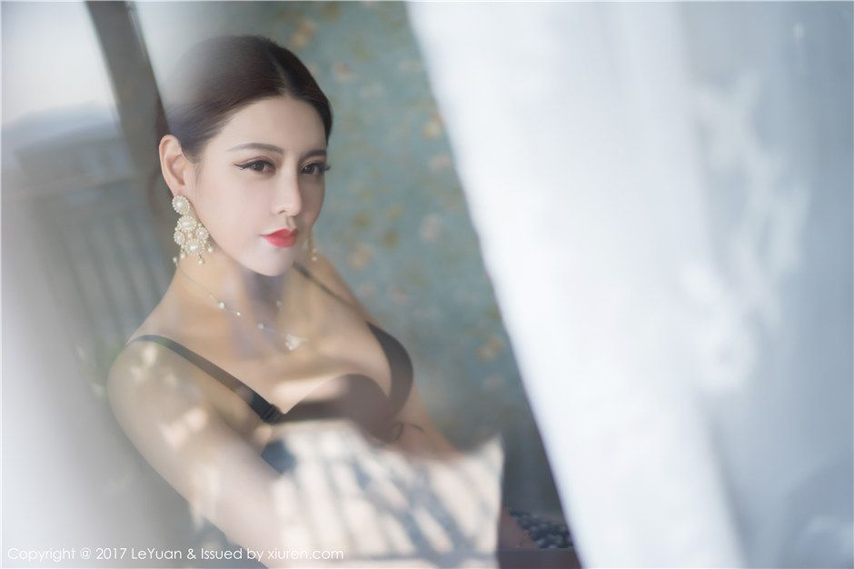 性感少妇美希子黑木耳边碎花裙私房内衣秀乳写真
