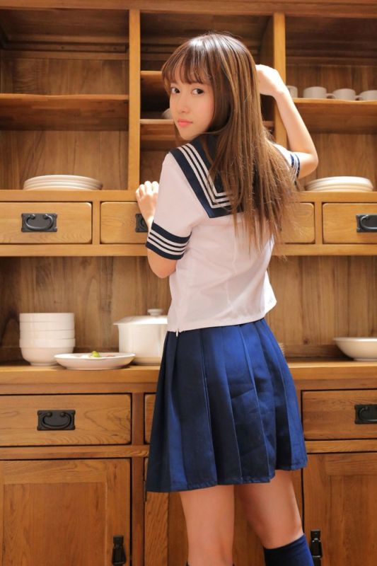 滑嫩肌肤怜人学生妹水手制服私房轻盈治愈暖心写真