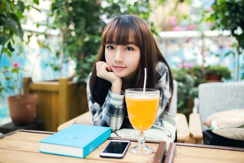 穿格子衬衫的清纯女孩儿长发飘逸写真图片