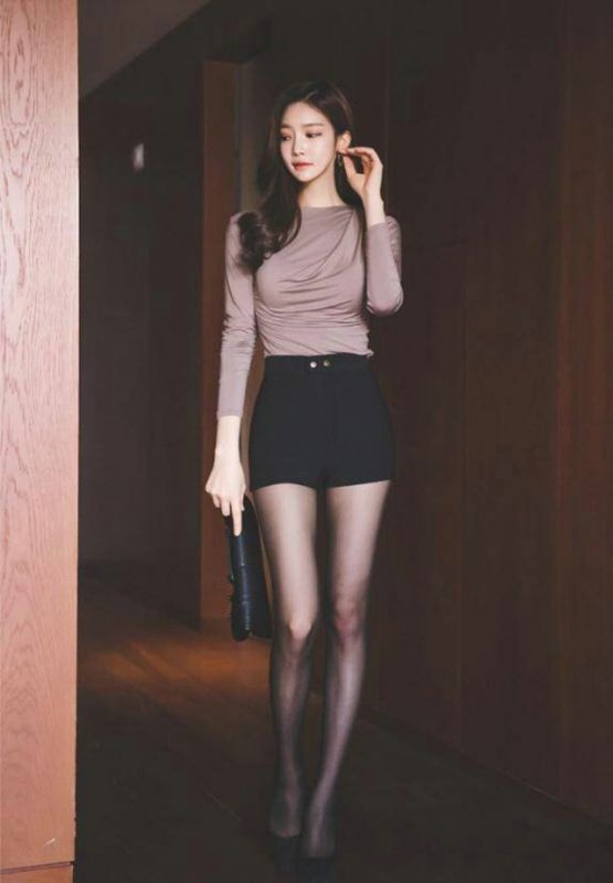 知性美女姐姐肉丝袜大长腿超性感露香肩美艳私房照