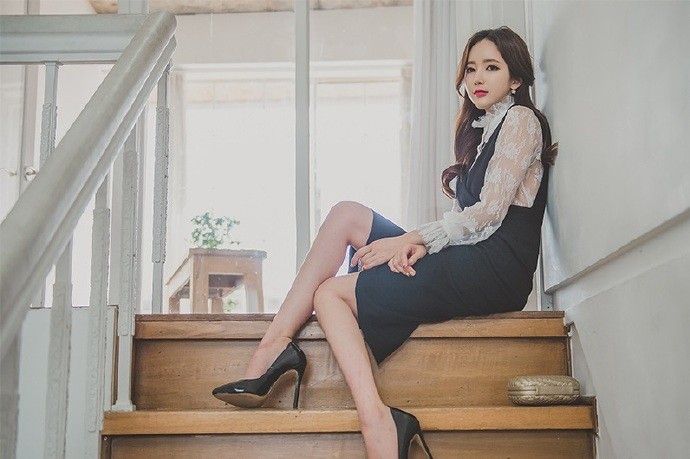 大长腿美女碎花连衣裙红唇性感火辣身材美女诱惑写真