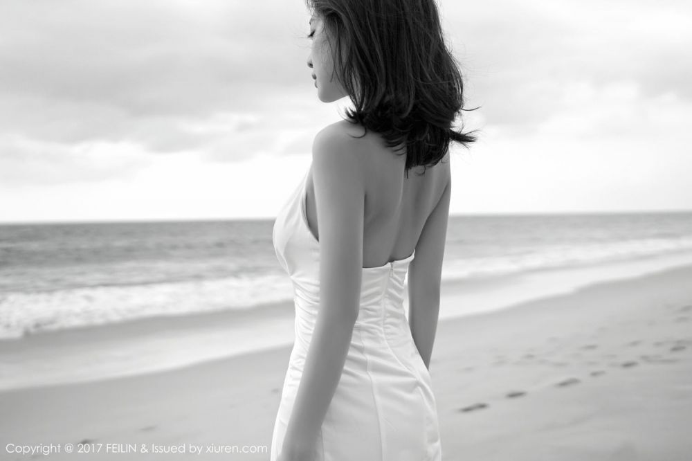 宅男女神施忆佳泳装湿身写真