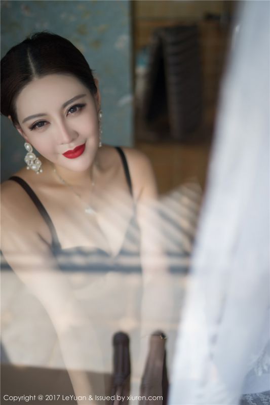 性感少妇美希子黑木耳边碎花裙私房内衣秀乳写真