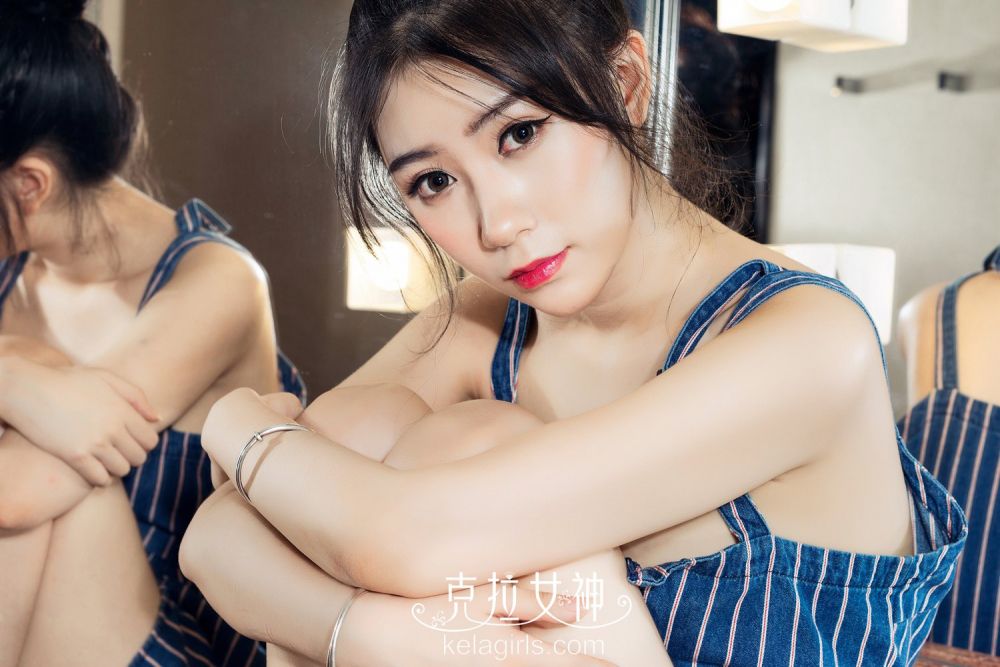 美女嫩模小鹿吊带短裙写真白嫩迷人